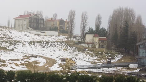 Winterschnee-Bedeckt-Das-Bergdorf-Kfardebian,-Libanon