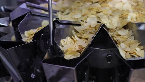 Pov-Shot-Chips-Verlassen-Die-Produktion-Und-Die-Chips-Gehen-In-Die-Verpackungslinie