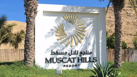 Schild-„Muscat-Hills-Resort“,-Oman,-Nahaufnahme