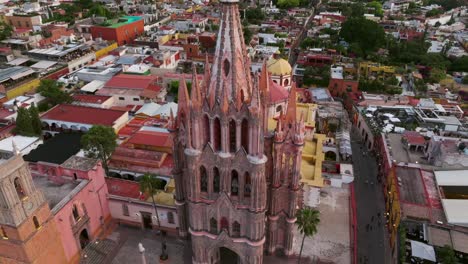 Daytime-Panoramic-Journey-Up-the-Parroquia-de-San-Miguel-Arcangel,-San-Miguel-de-Allende,-ascending-pan-up