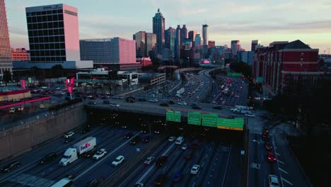 Hora-Dorada-En-El-Centro-De-Atlanta:-El-Horizonte-De-La-Ciudad-Bañado-Por-La-Puesta-De-Sol