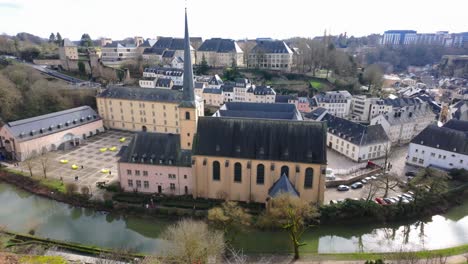 Ciudad-De-Luxemburgo:-Una-Vista-Impresionante-Desde-La-Cornisa-Con-Vistas-Al-Río-Alzette-Y-Al-Grund