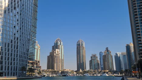 Dubai-Marina,-Vereinigte-Arabische-Emirate,-Gehobenes-Wohnviertel,-Wolkenkratzer-Und-Wasserstraße