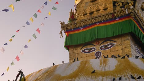 Primer-Plano-De-La-Estupa-En-El-Templo-De-Los-Monos-Y-Banderas-De-Oración-Al-Amanecer,-Katmandú,-Nepal.
