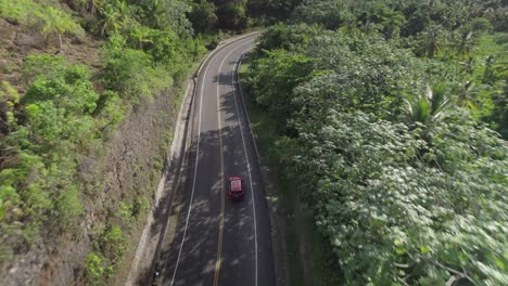 Luftbildverfolgung-Von-Autofahrten-Auf-Einer-Tropischen-Waldstraße-In-Der-Dominikanischen-Republik