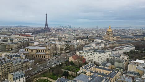 Tour-Eiffel-Y-Hotel-National-Des-Inválidos,-Paisaje-Urbano-De-París,-Francia