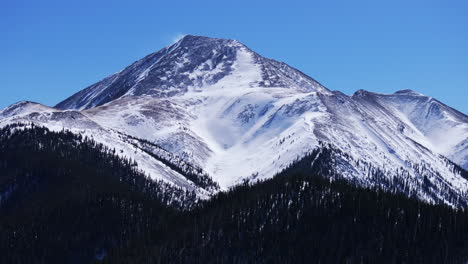 Breckenridge-Colorado-Hinterland-Boreas-Bergpass-Luftdrohne-Filmisch-Sonnig-Blau-Klarer-Himmel-Nordgabel-Tigerstraße-Kahl-Felsiger-Berg-Nationalwald-Winter-Frischer-Schnee-Kreis-Links-Bewegung