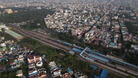 Toma-Aérea-De-Drones-De-Ferrocarril-Con-Tren-Pasando-Por-El-Centro-De-La-Ciudad.