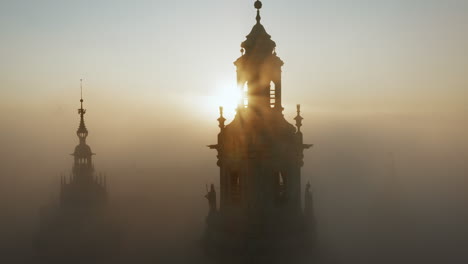 Wawel-Castle-during-foggy-sunrise,-Krakow,-Poland