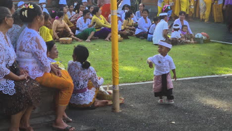 Balinese-Kids-and-Women-in-Traditional-Costumes-at-Hindu-Temple-Complex-During-Ceremony,-Bali-Island,-Indonesia