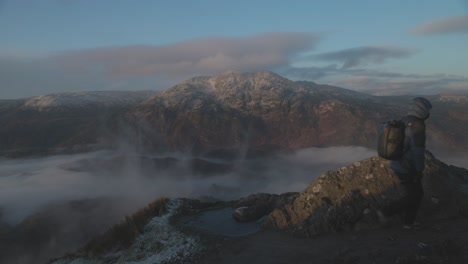 Toma-Estática-De-Un-Excursionista-Admirando-La-Vista-De-Un-Lugar-Cubierto-De-Nieve-Y-Saliendo