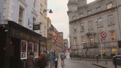 Tráfico-Peatonal-En-Una-Calle-Muy-Transitada-De-La-Ciudad-Vieja-De-Dublín-En-Irlanda