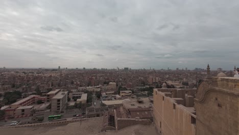 Malerische-Aussicht-Auf-Die-Altstadt-Von-Kairo-Stadt-Vista-Von-Der-Hohen-Mauer-Der-Zitadelle-Von-Saladin-An-Einem-Bewölkten-Tag