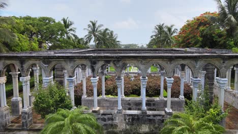 Der-Kreuzgang-In-Den-Gärten-Von-Versailles-Im-Norden-Der-Bahamas,-Auf-Paradise-Island