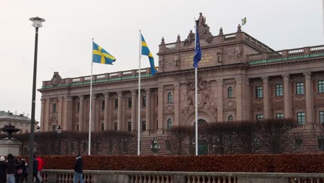 Banderas-De-La-UE-Y-Suecia-Frente-Al-Parlamento-Sueco-En-Estocolmo