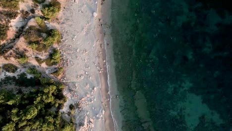 Malerischer-Strand-Mit-Türkisfarbenem-Meerwasser-Auf-Der-Griechischen-Insel-Im-Sommer