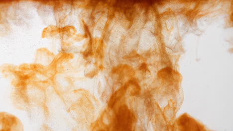 Orangefarbener-Flüssiger-Kunstfarbstoff-Im-Wassertank,-Goldener-Zeitlupen-Hintergrund