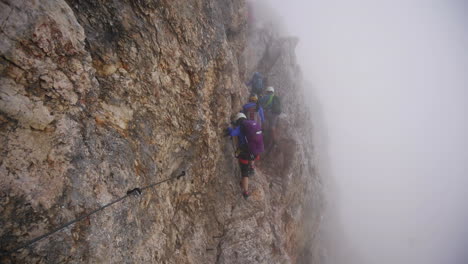 La-Niebla-Añade-Un-Aire-De-Misterio-A-La-Región-De-Triglav,-Mientras-Los-Excursionistas-Recorren-Sus-Senderos-Brumosos.