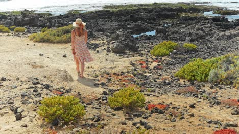 Mujer-Solitaria-Explorando-El-Paisaje-Volcánico-De-Tenerife.
