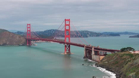Schwenken-Nach-Rechts-Dramatische-Drohne-Luftaufnahme-Der-Golden-Gate-Bridge