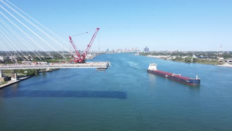 Frachtschiff-Passiert-Die-Gordie-Howe-International-Bridge,-Die-über-Den-Detroit-River-Gebaut-Wird-Und-Die-USA-Und-Kanada-Verbindet