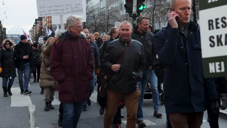 Manifestantes-Contra-La-Vacunación-Contra-El-Covid-Marchan-Con-Carteles-En-Estocolmo,-Suecia