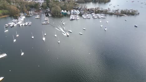 Vista-De-Drone-Del-Puerto-Deportivo,-Belle-Isle,-Bowness-on-windemere