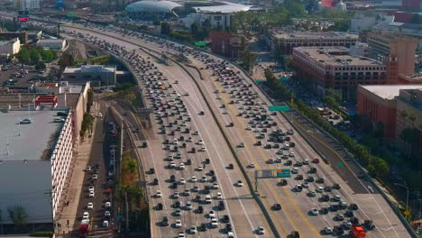 Crowded-multi-lane-highway-in-Los-Angeles,-rush-hour-in-LA