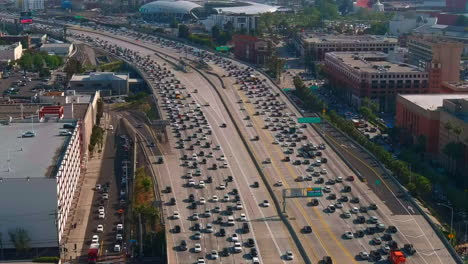 Concurrida-Autopista-De-Varios-Carriles-En-Los-Ángeles,-Hora-Punta-En-La