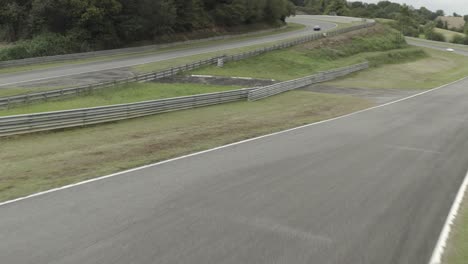 Coches-Circulando-Por-El-Circuito-De-Pau-Arnos,-Francia