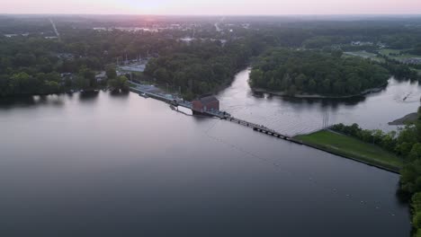 Wasserkraftwerk-In-Der-Goldenen-Stunde-Luftaufnahme