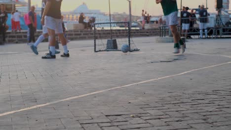 Blick-Vom-Spielfeldrand-Auf-Schnellen-Spielaufbau-Und-One-Touch-Tor-Während-Der-Golden-Hour-Beim-Street-Soccer-Turnier