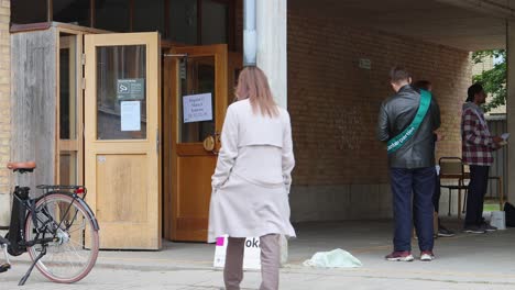 Los-Votantes-Entran-En-El-Colegio-Electoral-El-Día-De-Las-Elecciones-En-Estocolmo,-Suecia.