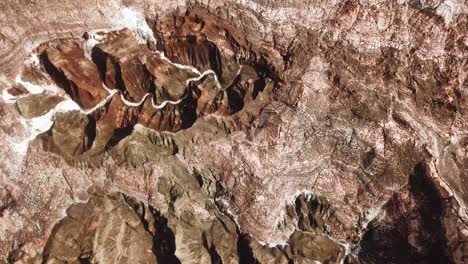 Salzfluss-Drohnenschuss-Vogelperspektive-Luftpanorama-Malerische-Sicht-Auf-Natürliche-Landschaft-Salzberg-Felsenklippe-Iran-Vogelperspektive-Wunderbar-Bunt-Natürlicher-Ort-Wandern-Tropisch-Trocken-Heißes-Klima-Naher-Osten