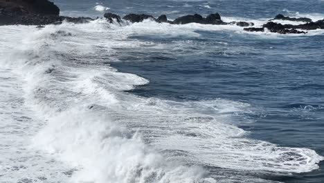 Ocean-waves-breaking-on-the-rocks-at-the-beach