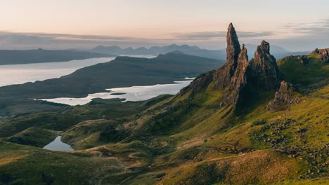 Sunrise-time-lapse-of-the-Old-Man-Of-Storr-in-Scotland,-UK