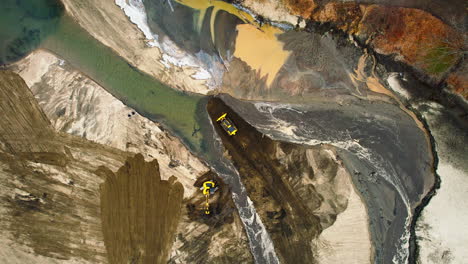 Luftaufnahme-Eines-Baggers-Und-Eines-Bulldozers,-Die-Das-Sediment-Eines-Flusses-Bewegen