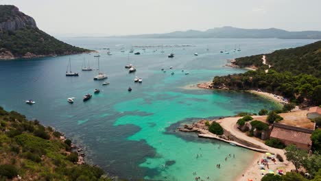 Saborea-El-Encanto-De-Spiaggia-Di-Cala-Moresca,-Donde-Las-Arenas-Prístinas-Se-Encuentran-Con-Aguas-Azules-En-Un-Tranquilo-Oasis-Costero