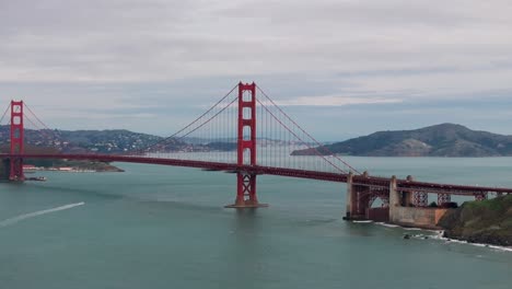Schwenk-Nach-Links-Drohnenaufnahme-Der-Golden-Gate-Bridge-In-San-Francisco