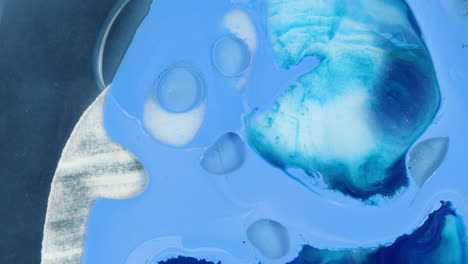 Blauer-Abstrakter-Kunstflüssigkeitseffekt-Mit-Sich-Trennenden-Partikeln