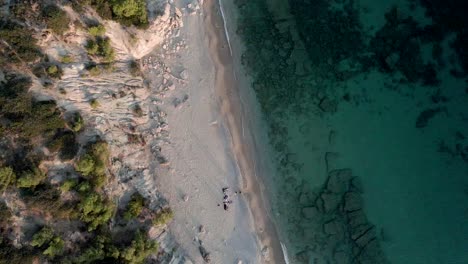 Vista-Superior-De-Una-Costa-De-Arena-Blanca-De-La-Playa-De-La-Isla-Griega-De-Thassos-En-Grecia