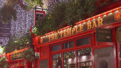 Pub-Temple-Bar-Iluminado-Por-La-Noche-En-Temple-Bar-Street,-Dublín,-República-De-Irlanda