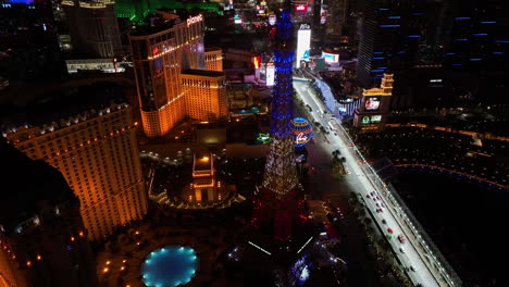 Réplica-De-La-Torre-Eiffel,-Iluminada-Con-Los-Colores-De-Francia,-Noche-En-Las-Vegas---Vista-Aérea