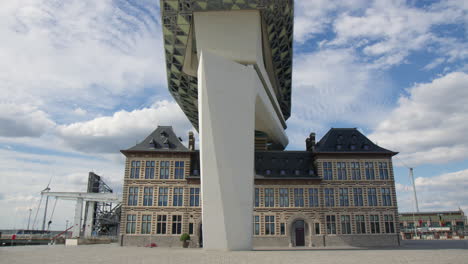 Edificio-De-La-Autoridad-Portuaria-Sobre-La-Renovada-Estación-De-Bomberos-En-El-Puerto-De-Amberes-En-Bélgica