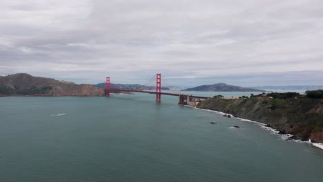 Langsame-Drohnenaufnahme-Eines-Flugs-In-Richtung-Golden-Gate-Bridge-Aus-Großer-Höhe