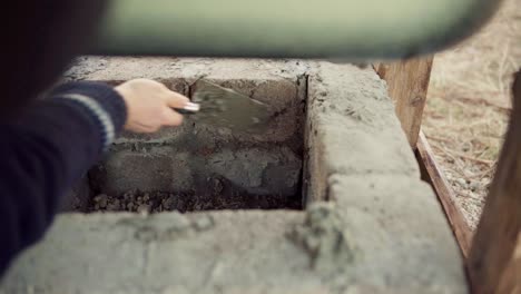 Ein-Mann-Verputzt-Zement-Ziegel-Schicht-Auf-DIY-Whirlpool