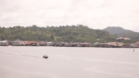 Blick-über-Den-Fluss-Auf-Die-Schwimmenden-Dörfer-Von-Kampong-Ayer-In-Bandar-Seri-Bagawan-In-Brunei-Darussalam