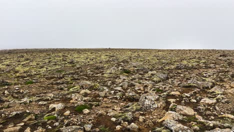 Paisaje-Escaso-De-Tundra-Islandesa-Con-Cielos-Nublados-Y-Terreno-Rocoso,-Vasto-Espacio-Abierto