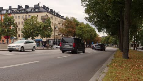 Street-traffic,-buildings-and-autumn-leaves-in-Stockholm,-Sweden