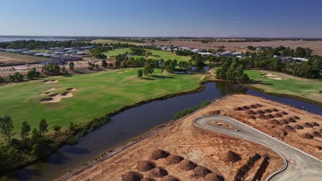 Yarrawonga,-Victoria,-Australien-–-8.-März-2024:-Beladen-Eines-Kipplasters-Auf-Der-Neuen-Bühnenbaustelle-Im-Silverwoods-Estate-In-Yarrawonga